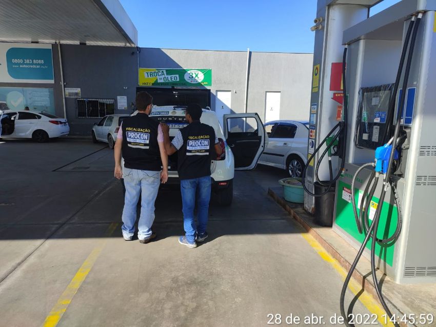 Procon de Rio das Ostras realiza ação de fiscalização em posto de combustível
