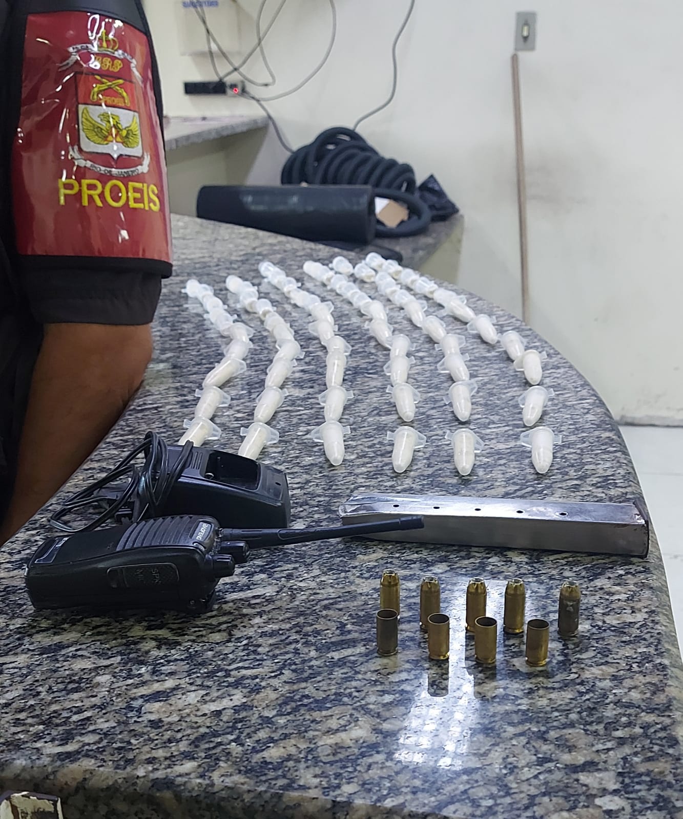 Proeis de Rio das Ostras apreendeu drogas, munição e rádio comunicador