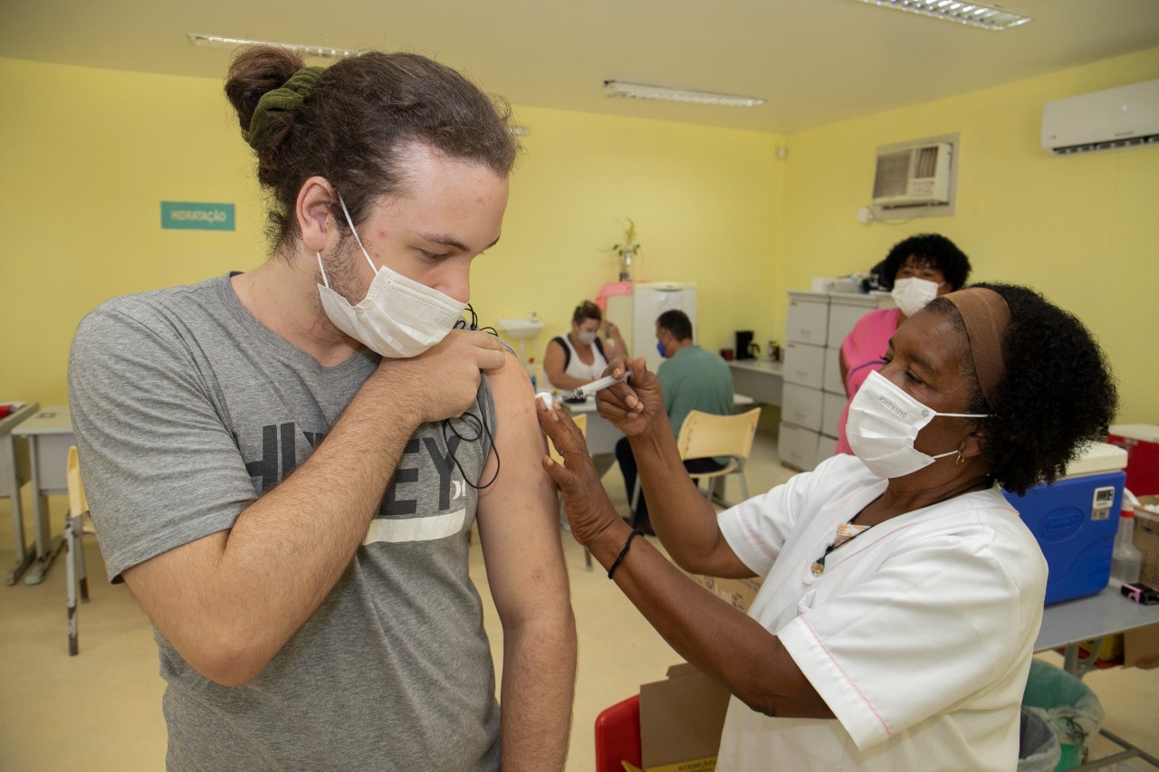 Rio das Ostras segue com vacinação contra Covid de 25 a 29 de abril