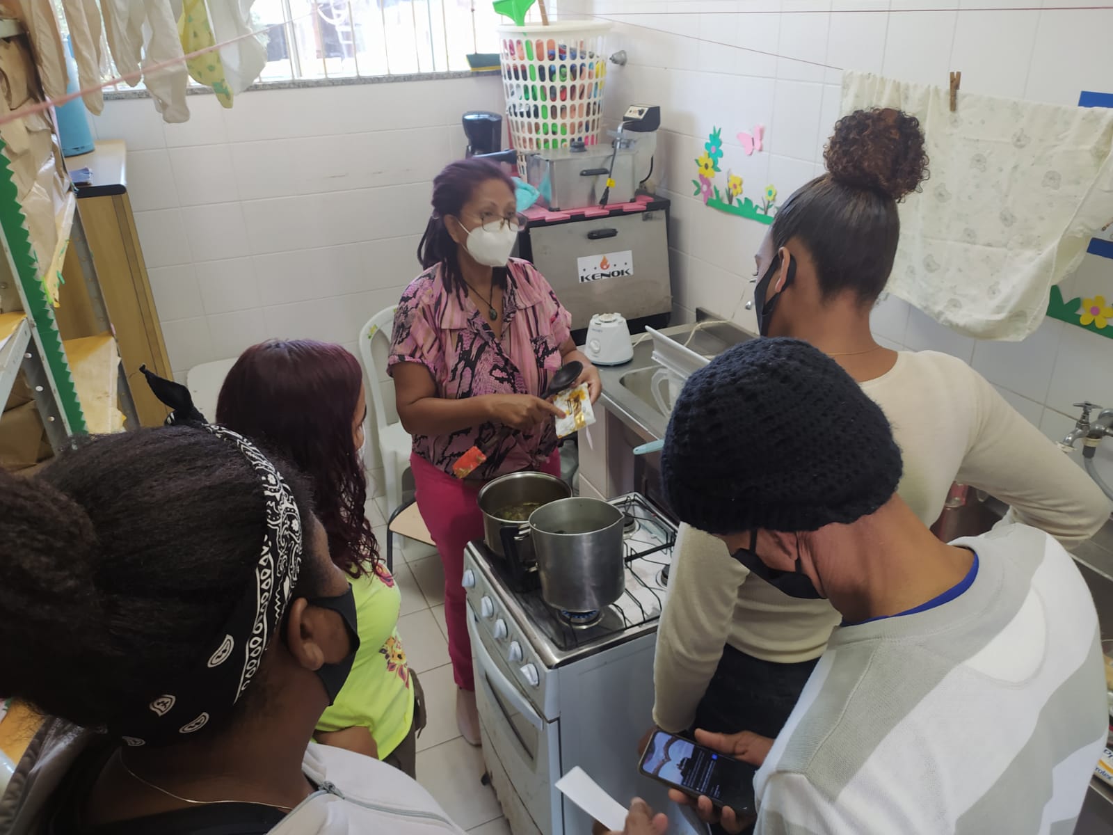 Rio das Ostras em parceria com a UFF realiza oficina de preparo de xampu e sabonetes