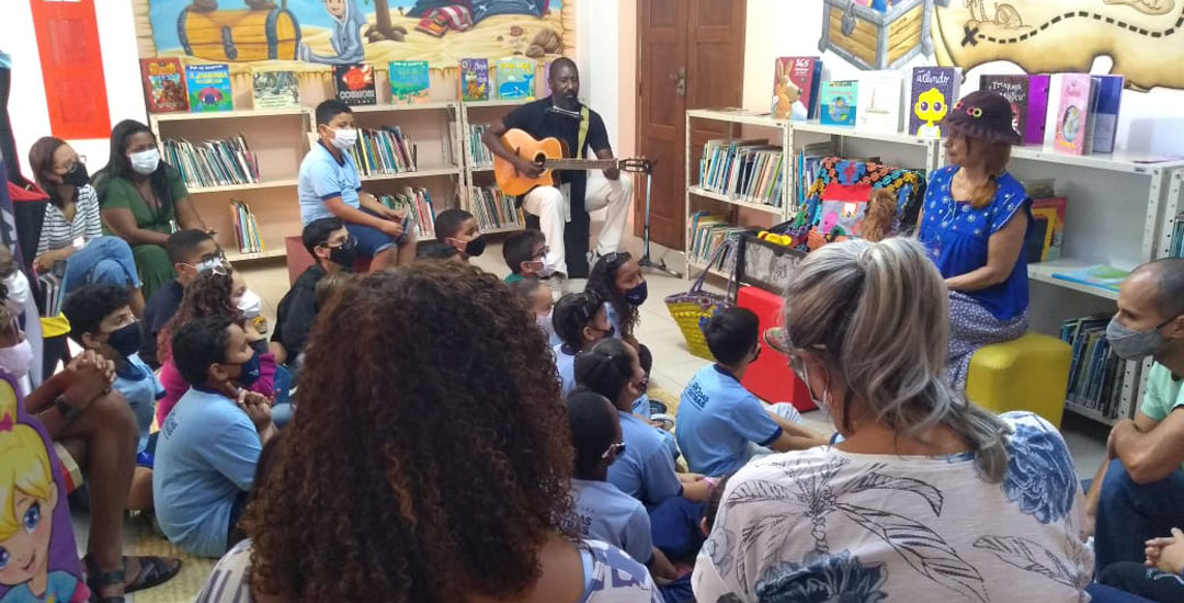 Alunos da Rede Municipal de Ensino de Rio das Ostras visitam a Biblioteca Pública e o Teatro Popular