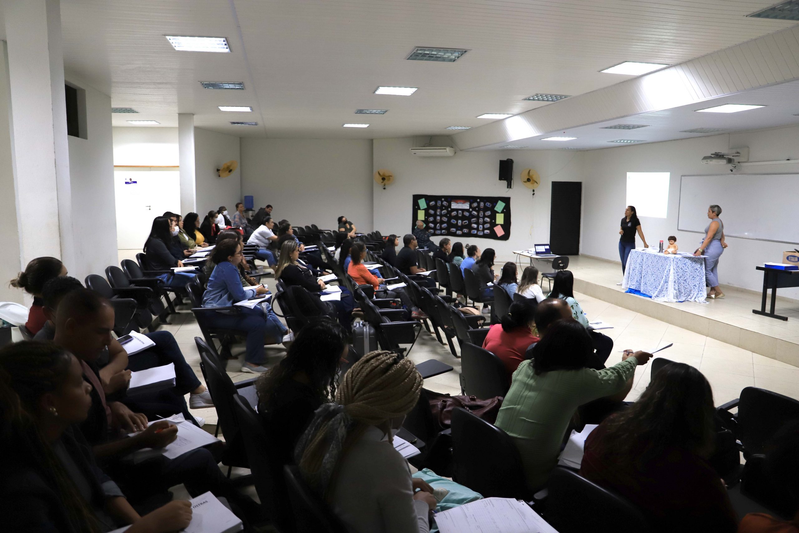 Rio das Ostras promove capacitação de profissionais de saúde sobre vacinação