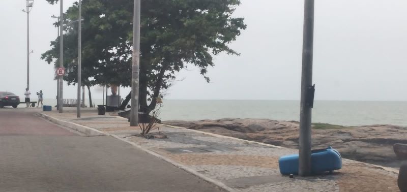 Lixeiras são vandalizadas na Orla de Rio das Ostras