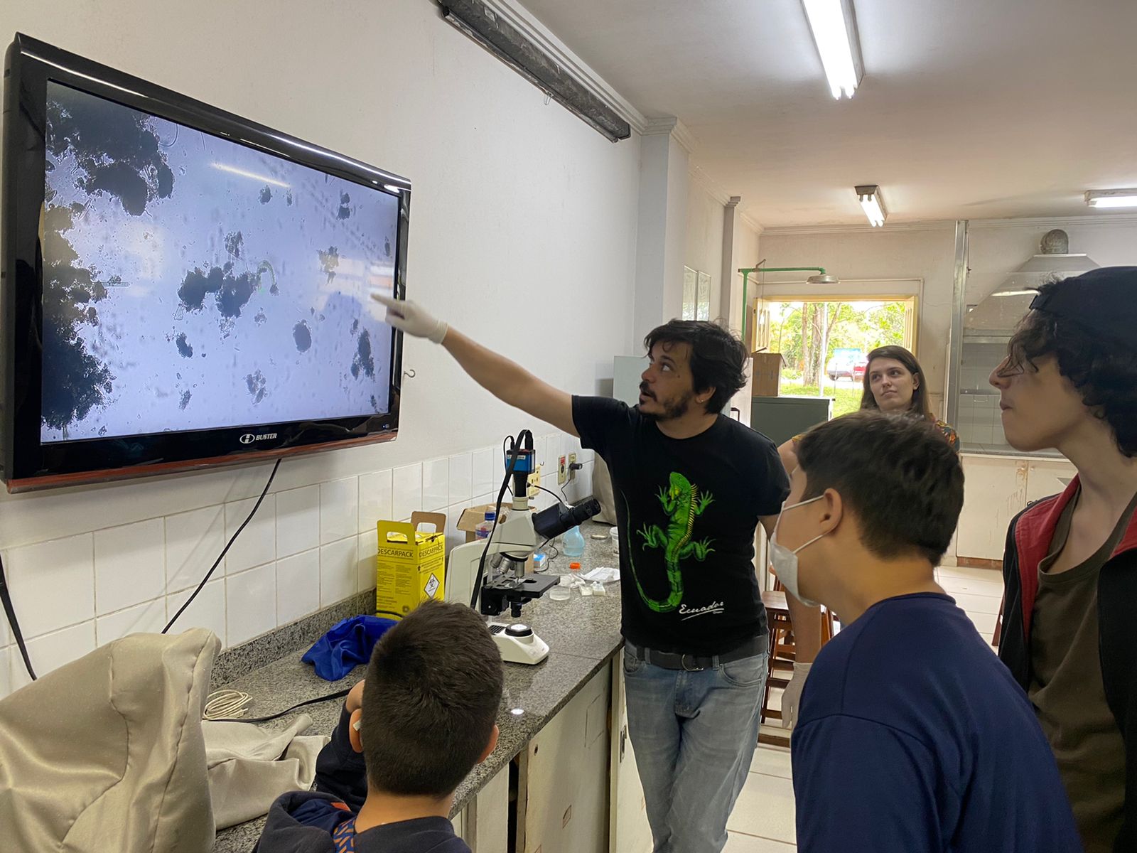 UFRJ leva estudantes de escolas de Macaé para contato com universo microbiológico