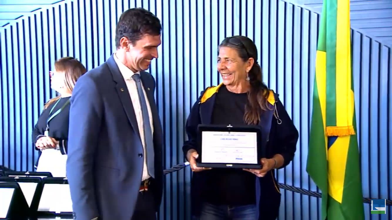 Professora do Projeto ‘Natação no Mar’ recebe honraria em Brasília