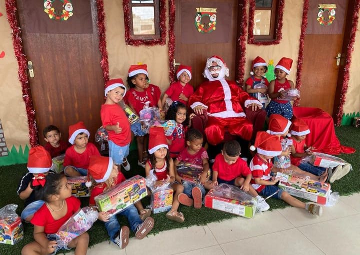 Clima natalino chega às escolas municipais de Rio das Ostras