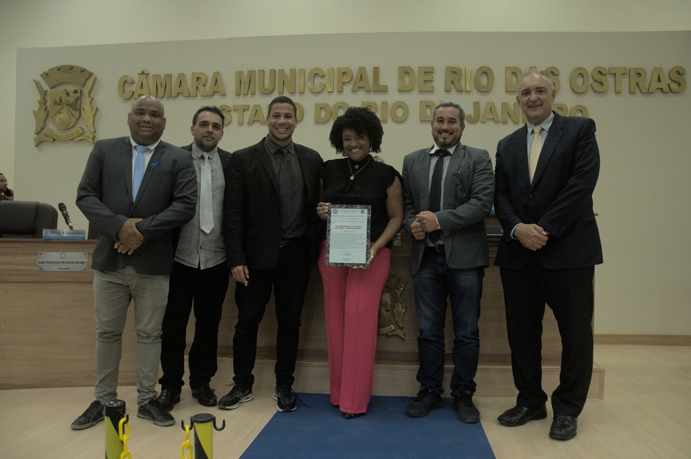 Câmara Municipal de Vereadores de Rio das Ostras reconhece atuação empreendedora de advogada riostrense