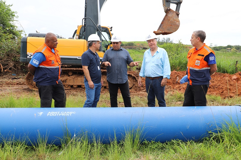 Prefeito de Rio das Ostras fiscaliza início das obras de instalação de nova adutora da Rio+ Saneamento