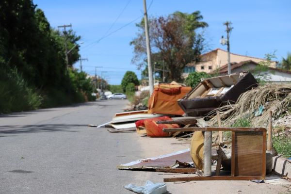 Prefeitura de Rio das Ostras limpa área de descarte irregular de lixo