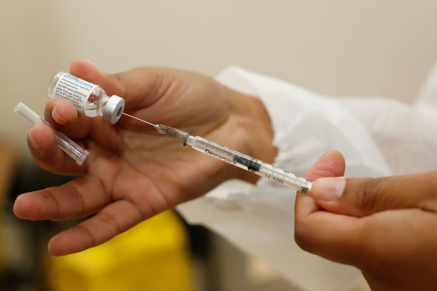 População pode procurar unidades de saúde para se vacinar contra a Covid-19 e Influenza