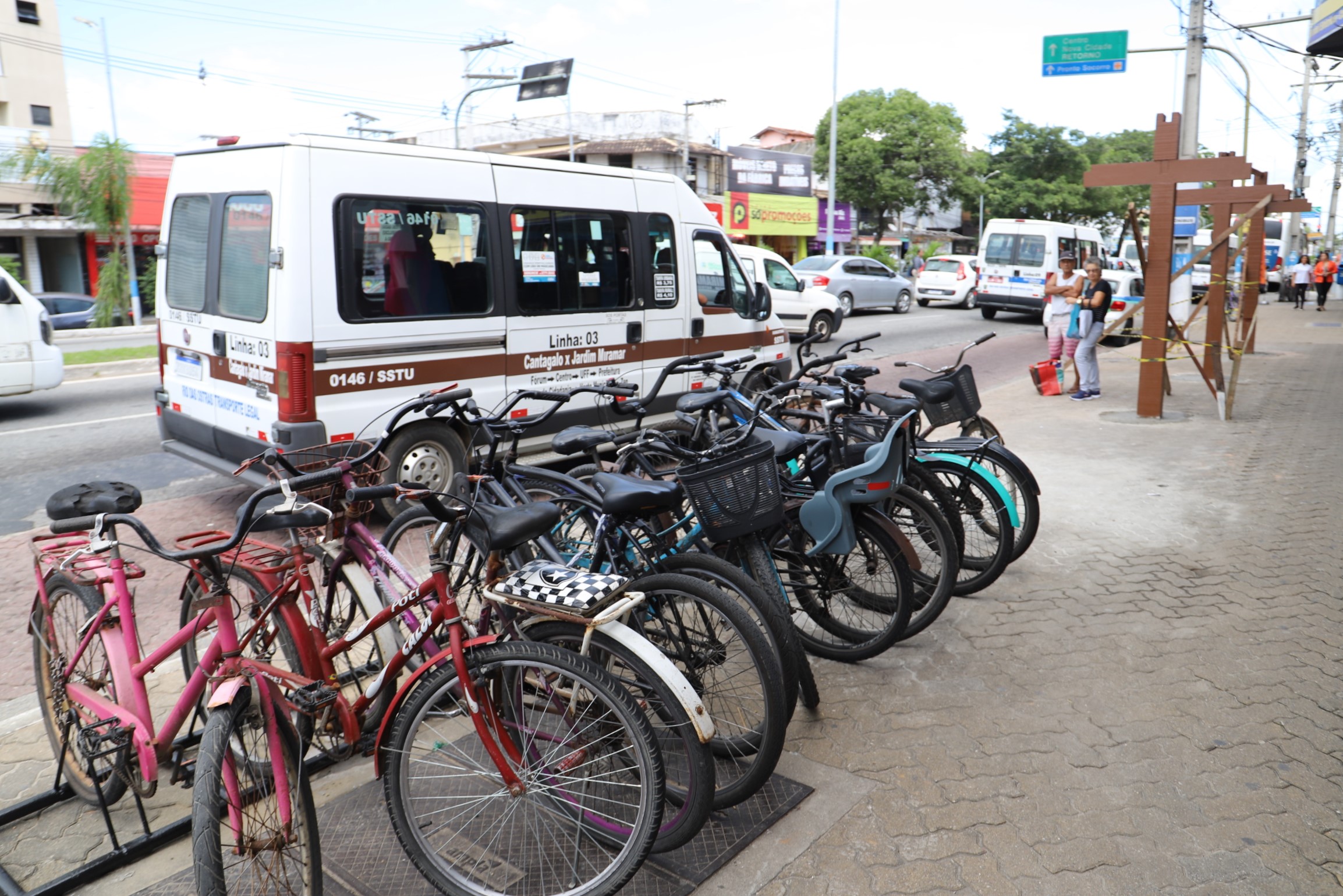 Prefeitura instala novos abrigos nos pontos de ônibus