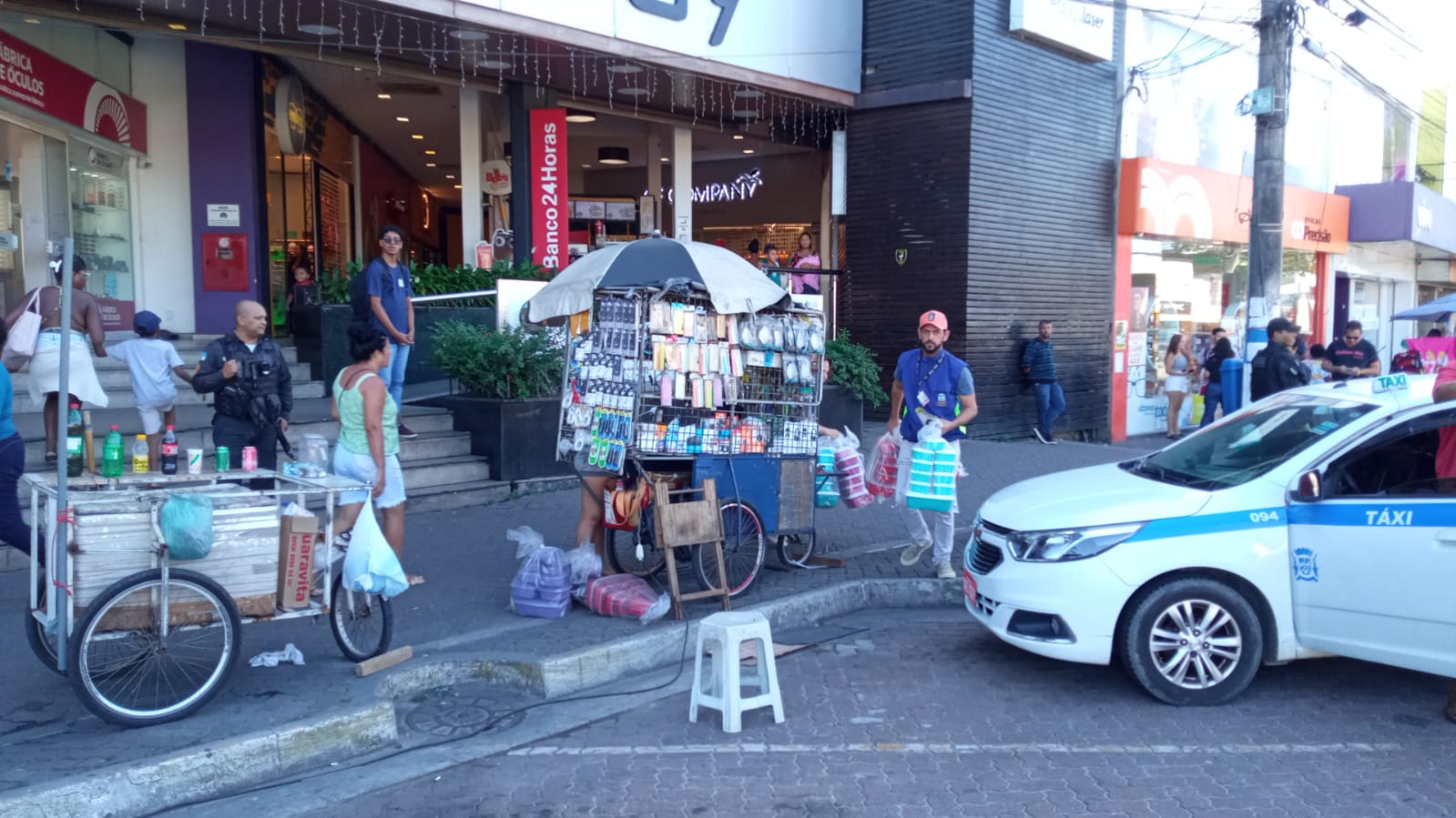 Fiscais coíbem venda de produtos por ambulantes não cadastrados em Rio das Ostras