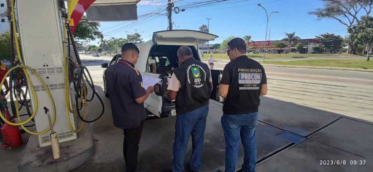 Procon e ANP realizam ação fiscalizatória em postos de combustíveis de Rio das Ostras