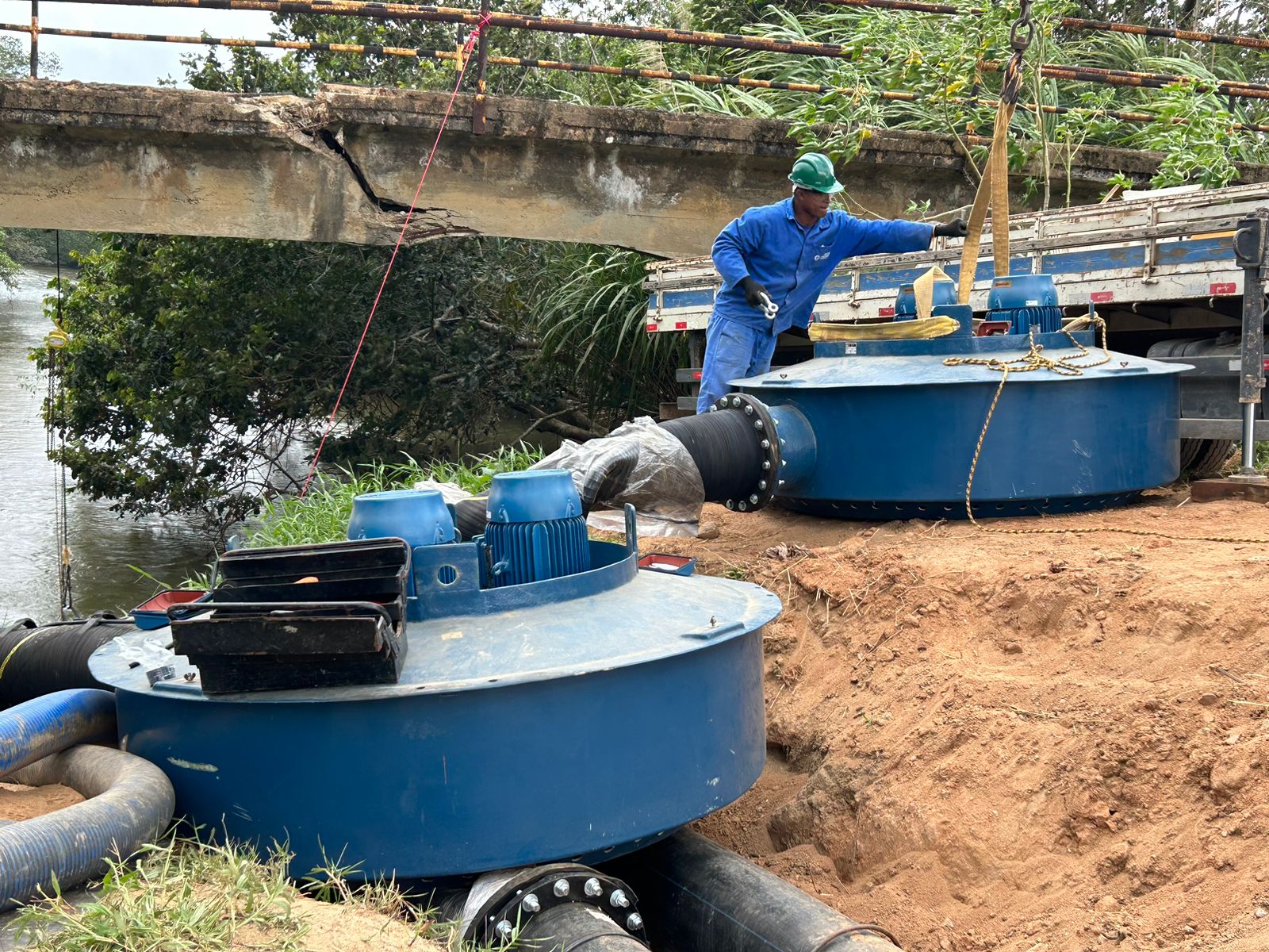Rio+Saneamento instala bombas flutuantes em unidade operacional para captar mais água para período de estiagem, em Rio das Ostras