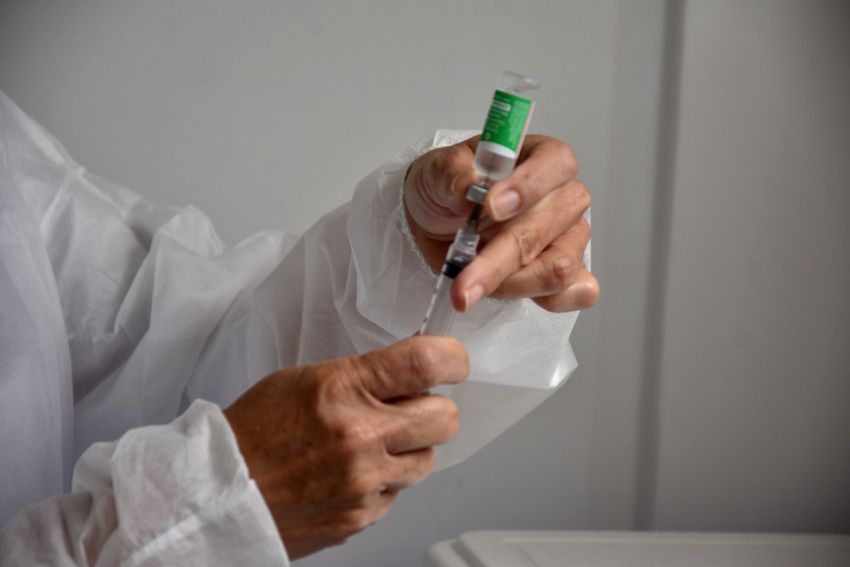 Secretaria de Saúde reforça importância de se vacinar contra a Covid-19 e Influenza