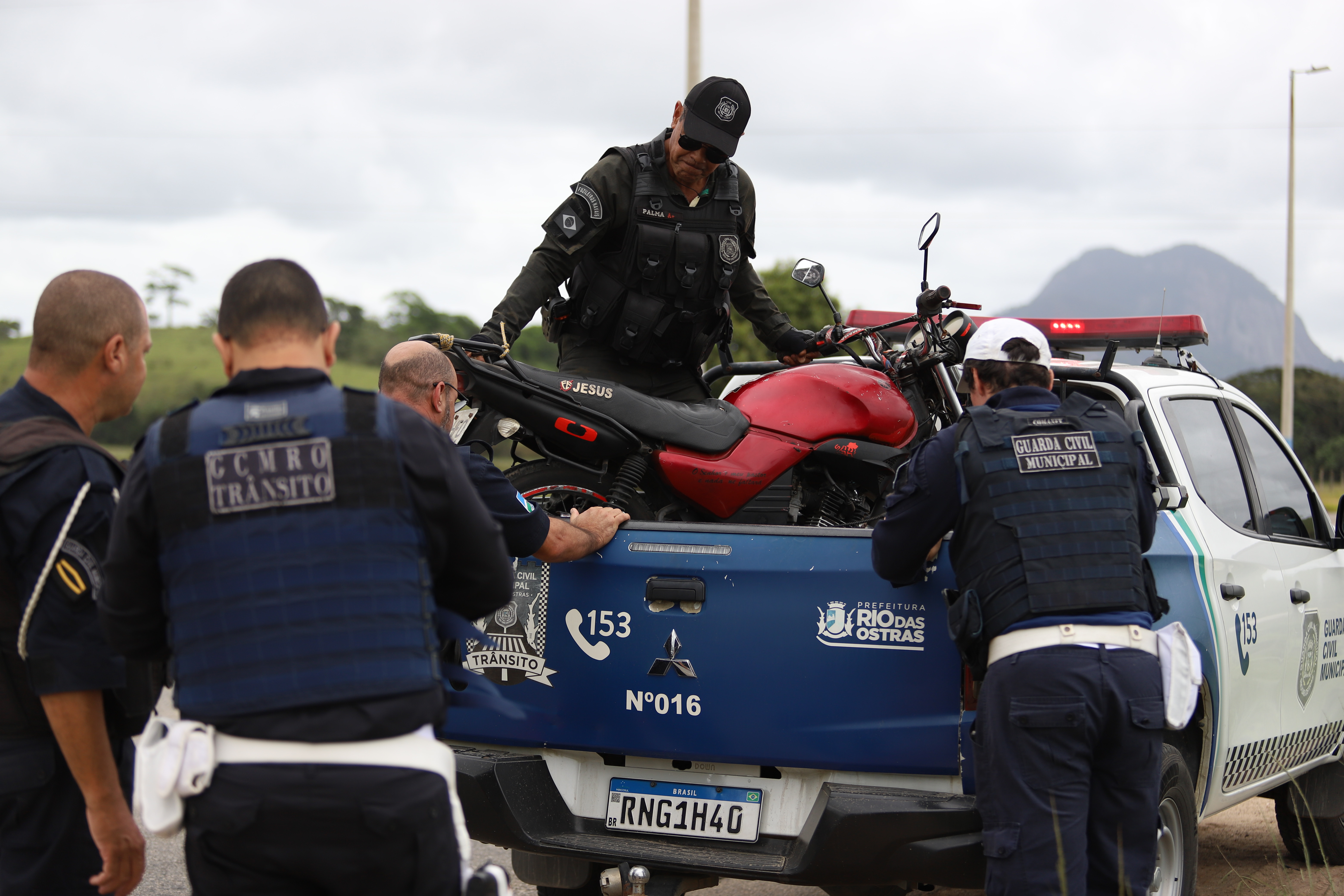 Operação de trânsito apreende moto roubada em Rio das Ostras