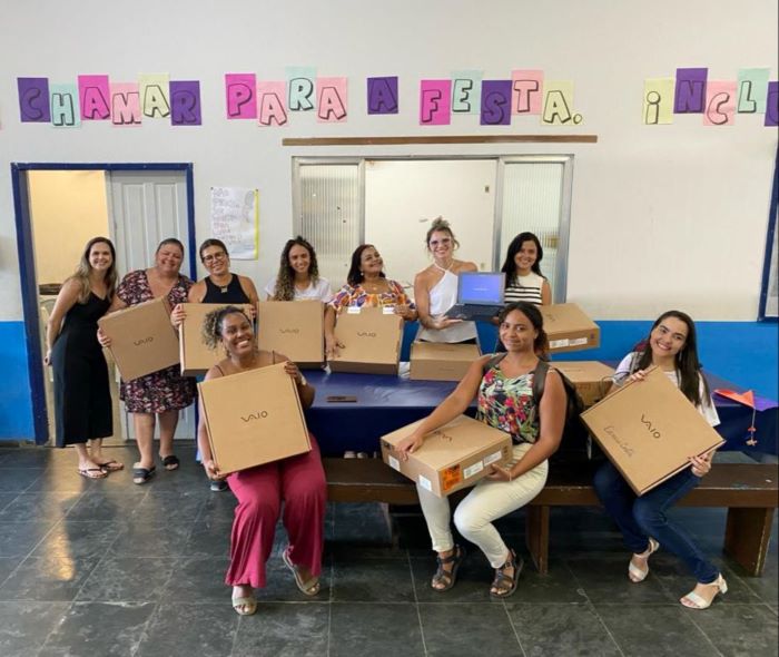 Professores recebem notebooks para auxílio na aprendizagem