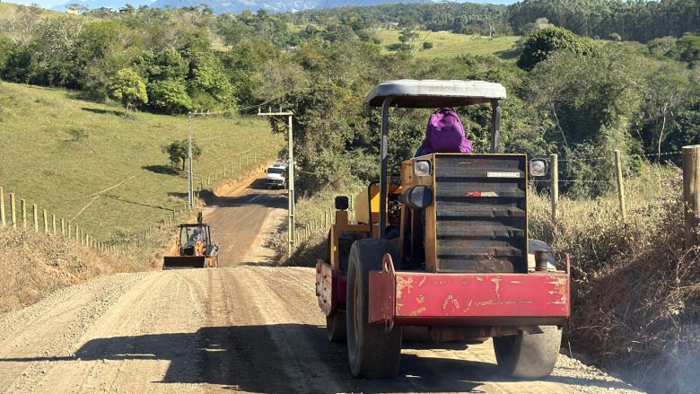 Rio das Ostras faz melhorias nas estradas, limpeza e manutenção de vias