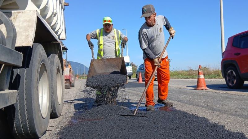 Rio das Ostras faz mutirão de recuperação do asfalto na Rodovia do Contorno