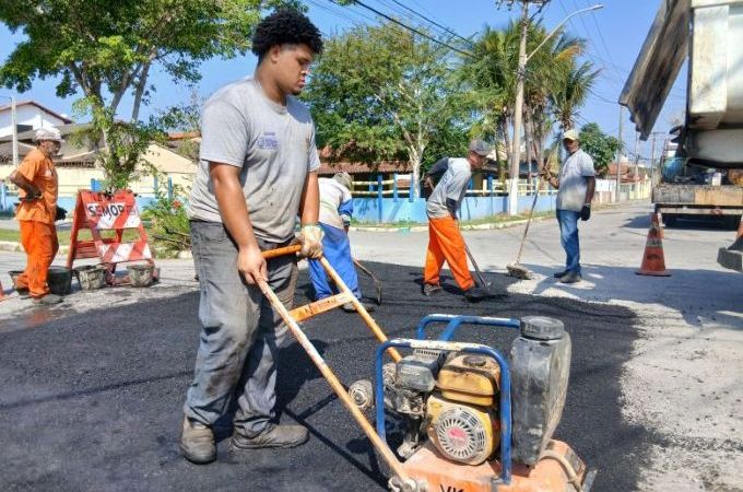 Prefeitura segue com mutirões de reparos nas vias asfaltadas de Rio das Ostras