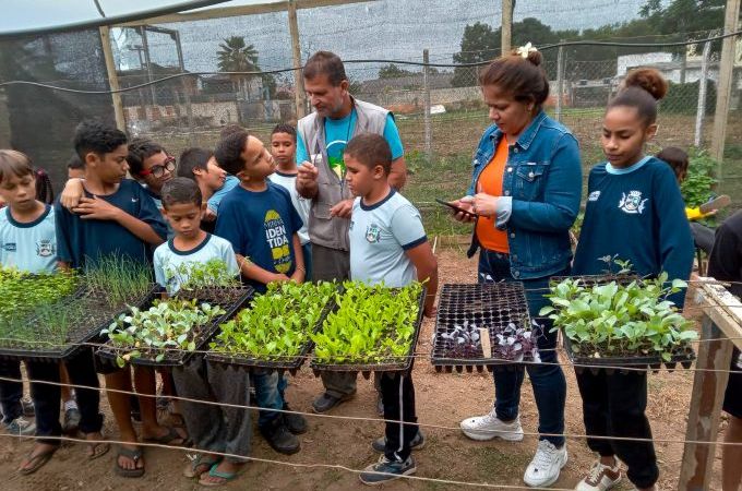 Horta escolar auxilia na aprendizagem de alunos em Cantagalo