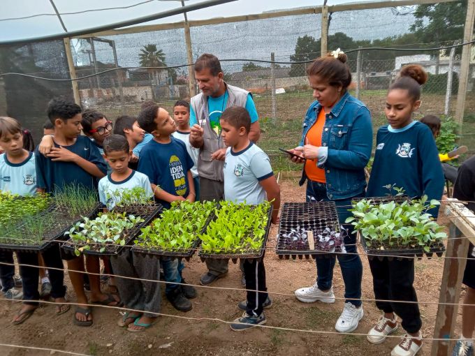 Horta escolar auxilia na aprendizagem de alunos em Cantagalo