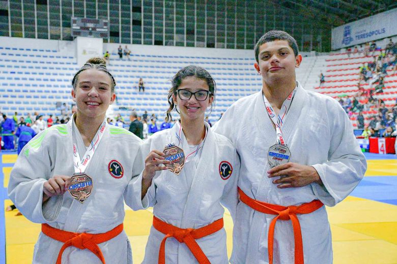 Atletas riostrenses sobem ao pódio no Inter-Regional de Judô