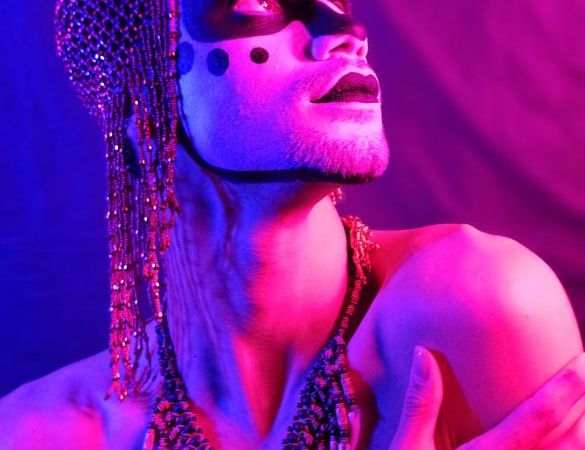 Ruan Sólis leva tributo a Ney Matogrosso ao Teatro Joel Barcellos