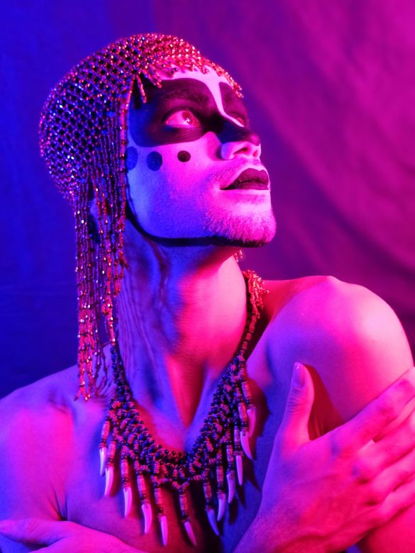 Ruan Sólis leva tributo a Ney Matogrosso ao Teatro Joel Barcellos