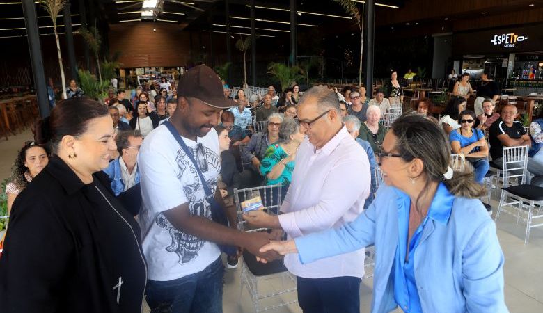 Rio das Ostras entrega Carteira Municipal do Artesão a 181 profissionais