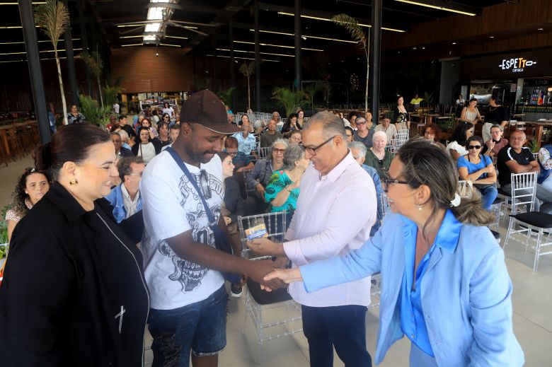 Rio das Ostras entrega Carteira Municipal do Artesão a 181 profissionais
