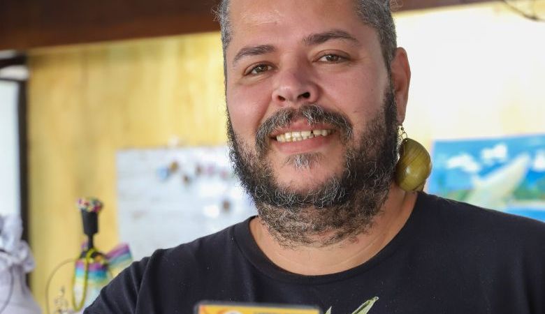 Rio das Ostras entrega carteiras para 181 artesãos