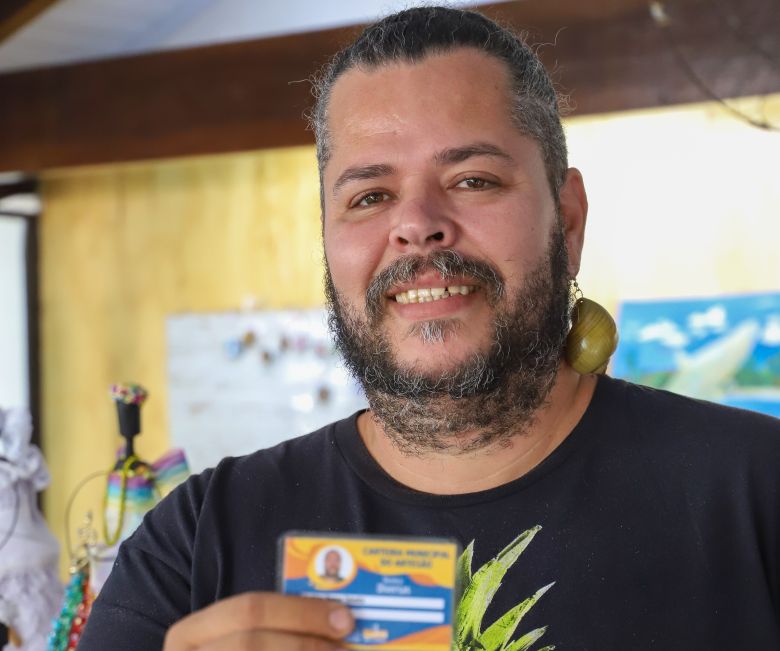 Rio das Ostras entrega carteiras para 181 artesãos