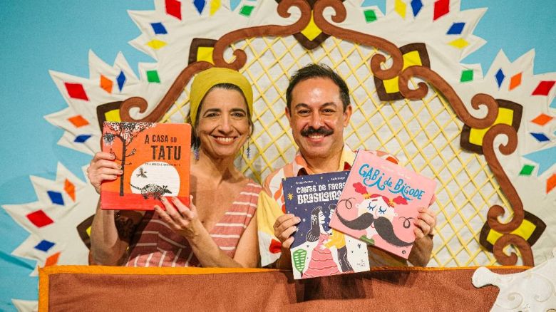 Histórias, artes visuais e cantigas animam peça neste domingo, 31, no Teatro Joel Barcellos