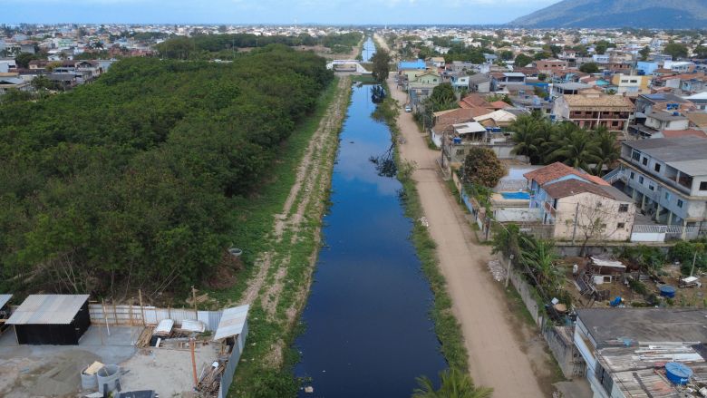 Programa Limpa Rio avança na limpeza do Canal de Medeiros em Rio das Ostras
