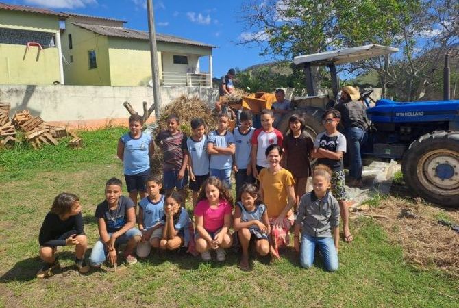 Alunos de Cantagalo colhem feijão produzido em horta escolar