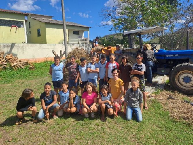Alunos de Cantagalo colhem feijão produzido em horta escolar