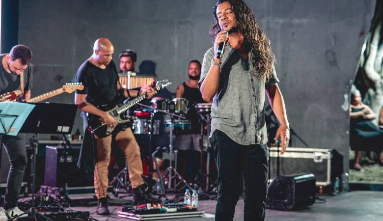 Rodrigo Pontes celebra a arte e a vida em “Ao Vivo e a Cores” no Teatro Municipal Joel Barcellos, em Rio das Ostras