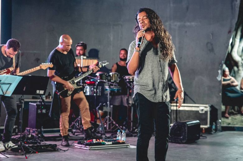 Rodrigo Pontes celebra a arte e a vida em “Ao Vivo e a Cores” no Teatro Municipal Joel Barcellos, em Rio das Ostras