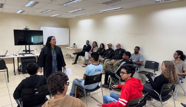 Alunos de Rio das Ostras vivenciam área do Direito em visita à Justiça Federal