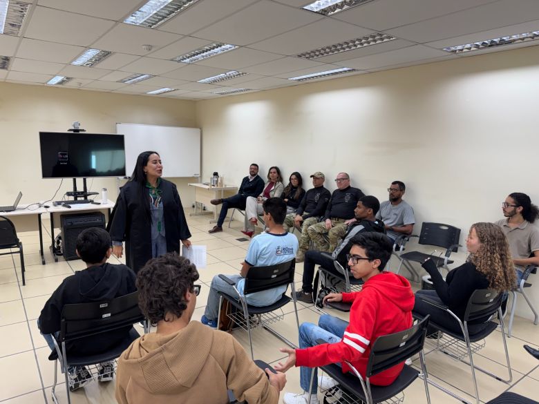 Alunos de Rio das Ostras vivenciam área do Direito em visita à Justiça Federal