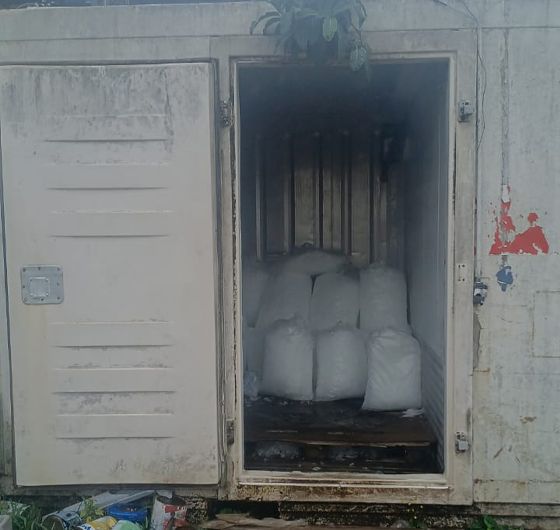 Vigilância em Saúde de Rio das Ostras interdita depósito com fabricação ilegal de gelo