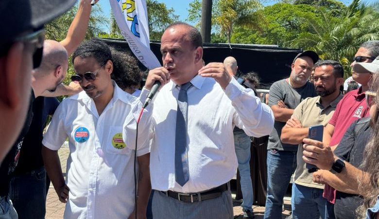 Procurador-Geral de Rio das Ostras vai ao encontro do Sindicato dos professores e de servidores na manifestação da Educação