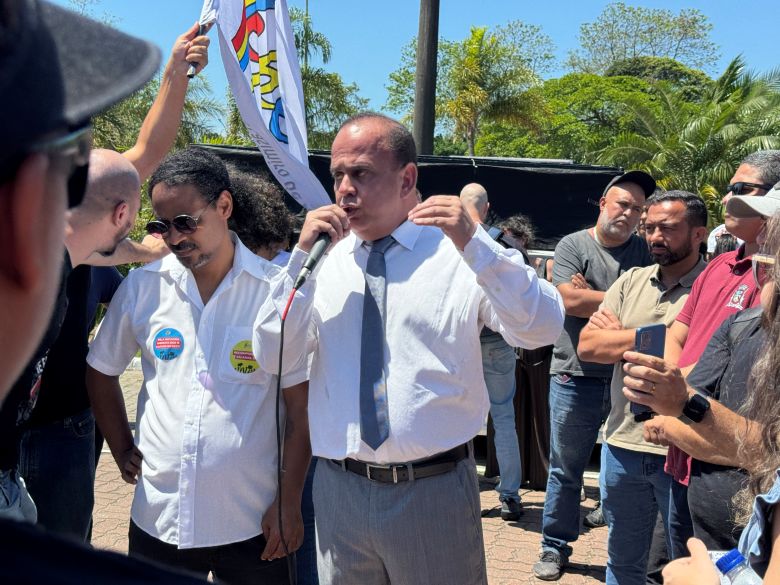 Procurador-Geral de Rio das Ostras vai ao encontro do Sindicato dos professores e de servidores na manifestação da Educação