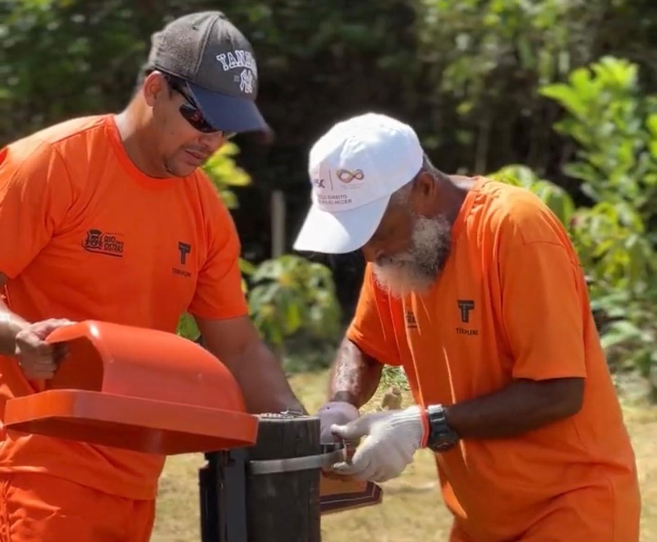 Rio das Ostras instala novas papeleiras e reforça limpeza urbana