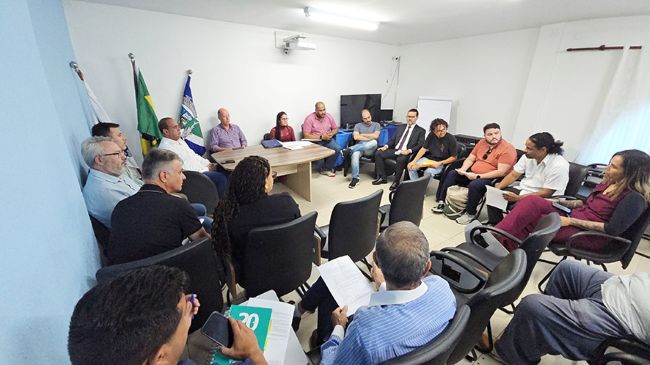 Representantes da Prefeitura de Rio das Ostras e do Sepe se reúnem na Secretaria de Educação