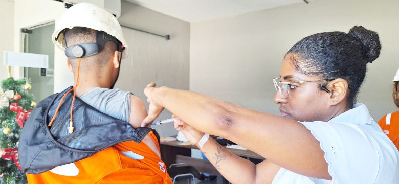 Saúde de Rio das Ostras descentraliza ações de vacinação e chega às empresas do Município