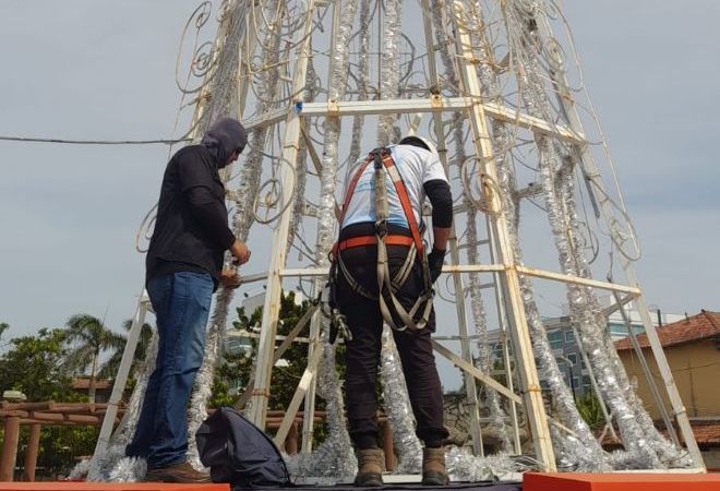 Árvores de Natal passam por manutenção após ventos fortes e vandalismo