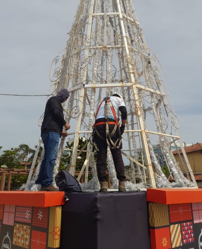 Árvores de Natal passam por manutenção após ventos fortes e vandalismo