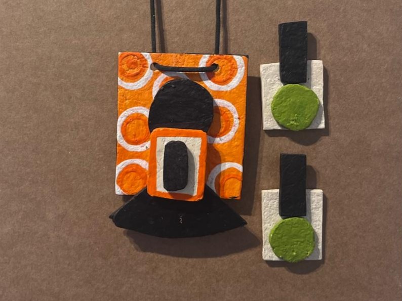 Peças produzidas em oficinas são expostas na Casa de Cultura de Rio das Ostras